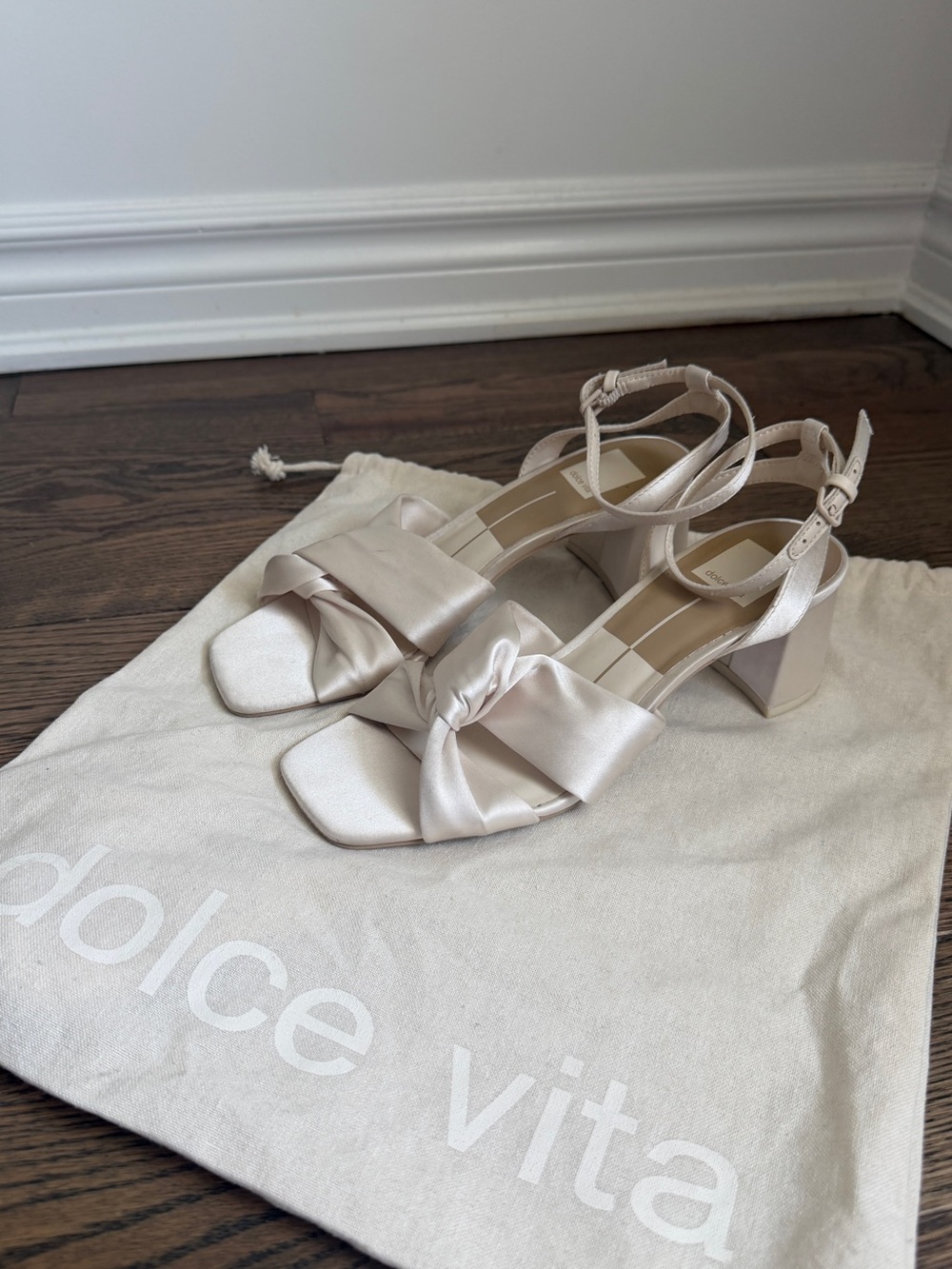 Dolce Vita Ivory Satin Bow Block Heel Sandals – Women’s Size 7